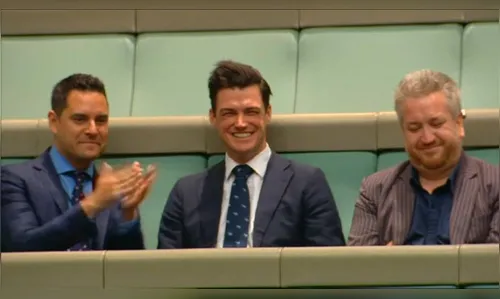 Deputado pede namorado em casamento no parlamento australiano