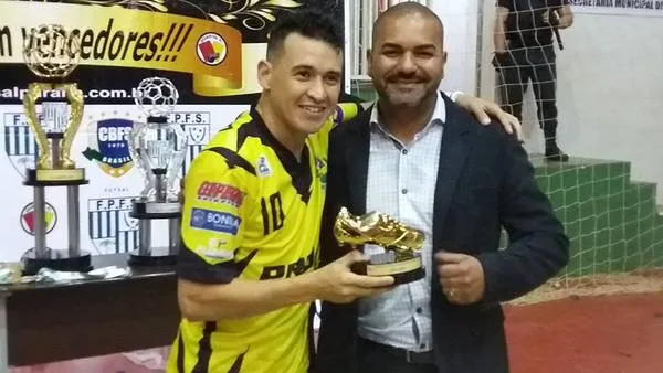 O jogador Custelinha foi campeão e artilheiro da Chave Bronze do Paranaense de Futsal - Foto: Divulgação