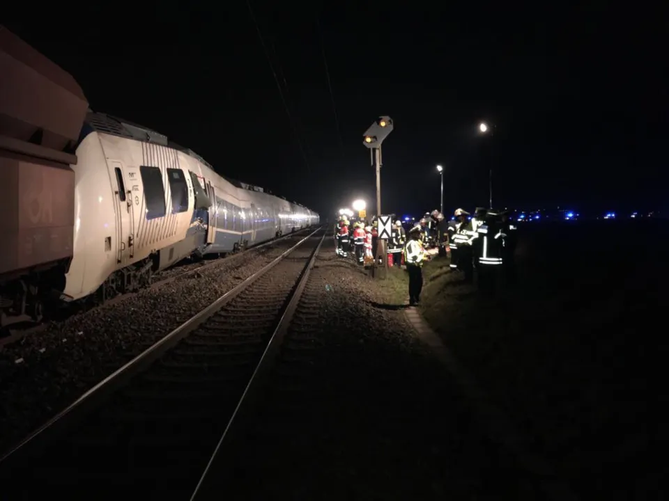 Trens de passageiro e de cargas colidem na Alemanha - Foto - Reprodução - Twitter