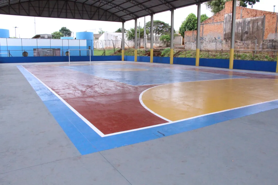 Prefeitura conclui melhoramentos na quadra de esportes da Escola Aleydah