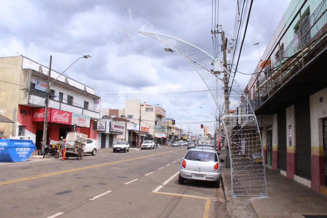 Avenida recebe decoração natalina em Arapongas