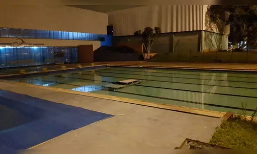 Veículo de prefeitura é jogado dentro de piscina no Paraná