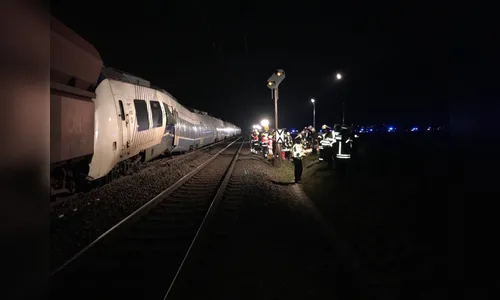Trens de passageiro e de cargas colidem na Alemanha