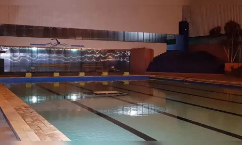 
							Veículo de prefeitura é jogado dentro de piscina no Paraná
						
						