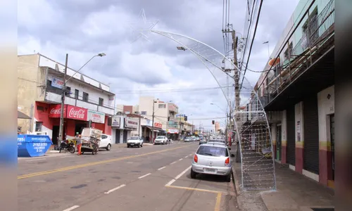 Avenida recebe decoração natalina em Arapongas