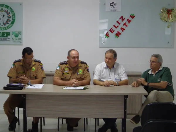 Policiais e lideranças rurais durante reunião em Apucarana (Foto: Divulgação)