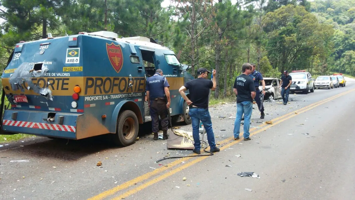 Carro-forte foi abordado pelos assaltantes na PR-170. Foto Divulgação/PM