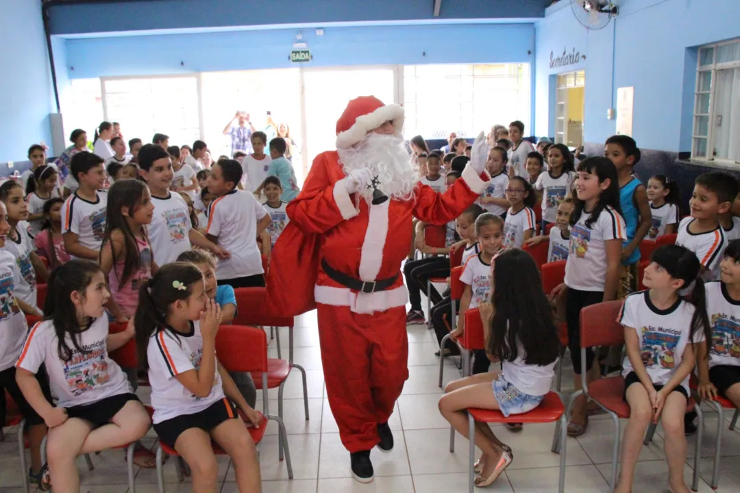 Crianças de Aricanduva recebem a visita do Papai Noel dos Correios