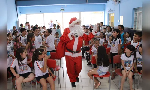 Crianças de Aricanduva recebem a visita do Papai Noel dos Correios