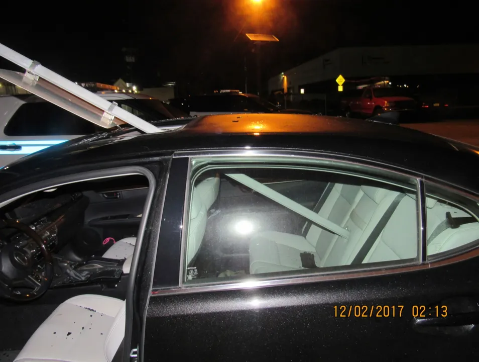Mulher dirigiu 25 km com placa de trânsito presa no teto solar do carro - Foto: South Hackensack Police/Facebook