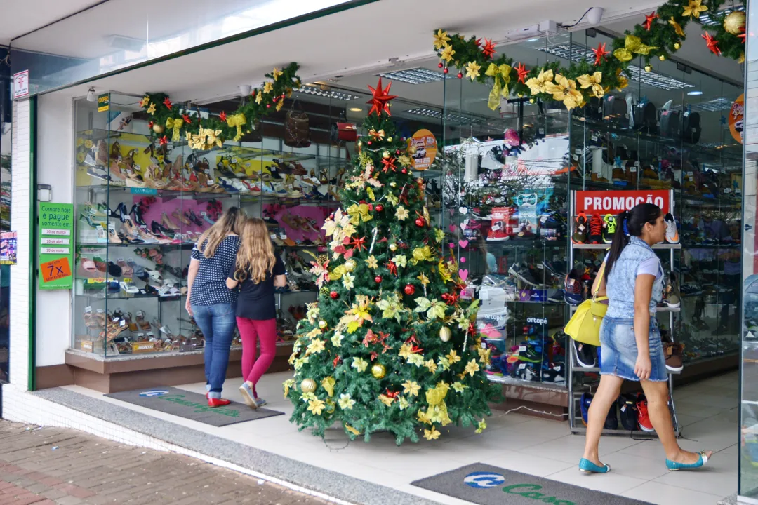 Comércio abre à noite a partir de hoje e espera vendas de Natal 10% maiores neste ano - Foto: Sérgio Rodigo