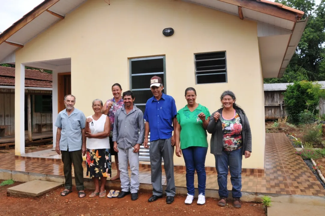 Cohapar entrega casas a famílias de pequenos agricultores