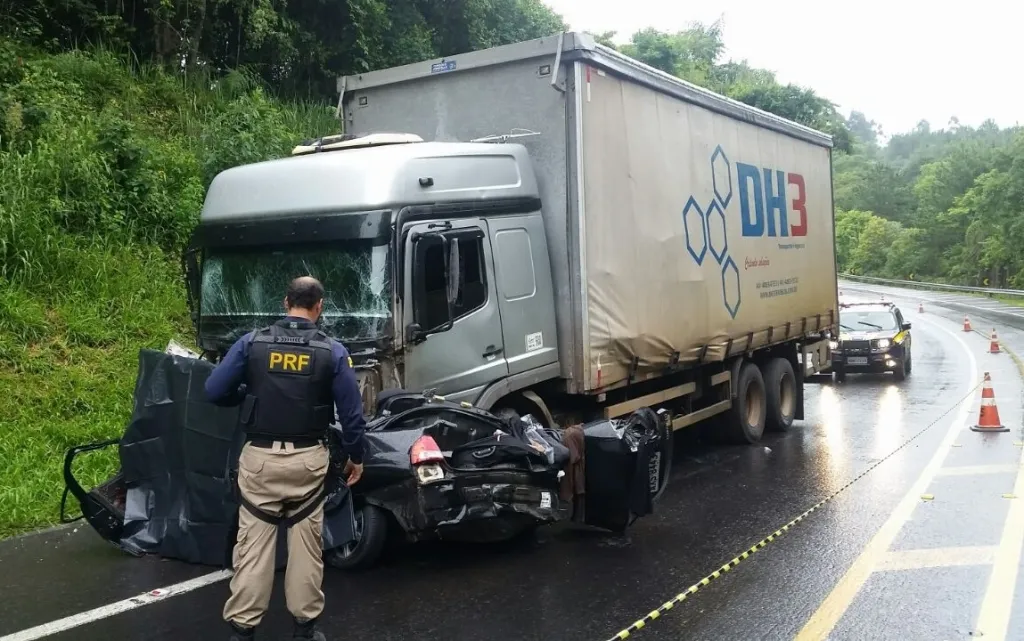 Casal que morreu estava em carro de passeio que bateu de frente com caminhão - Foto: Divulgação - PRF