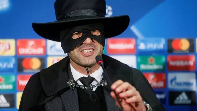 Técnico Paulo Fonseca, do Shakhtar Donetsk, apareceu vestido de Zorro na coletiva Foto: VALENTYN OGIRENKO / REUTERS