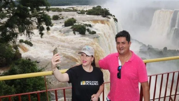 vete Belemer Lima e Alessandro Moraes simbolizaram a quebra do recorde recorde de visitação no Parque Nacional do Iguaçu - Foto: Christian Rizzi