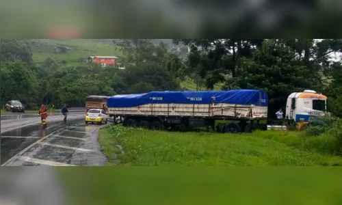 
							Acidente entre carreta e dois carros deixa pelo menos dois feridos na BR-376
						
						