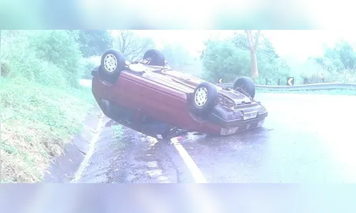 Motorista capota carro na PR-466 entre Kaloré e Marumbi