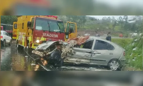 Acidente entre carreta e dois carros deixa pelo menos dois feridos na BR-376