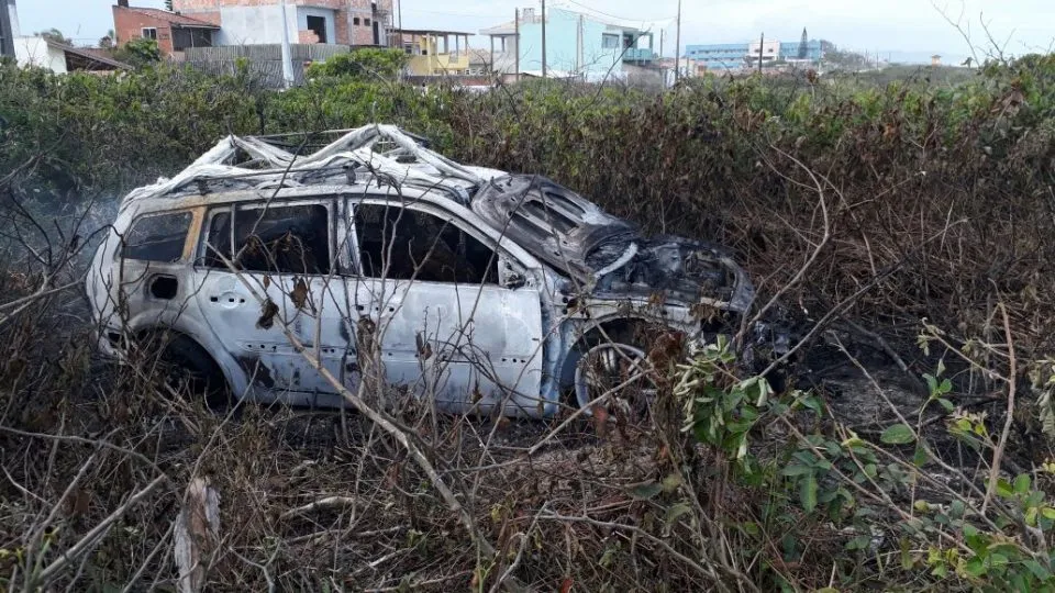 Veículo foi destruído pelas chamas – Foto: Blog do Miro Ferraz