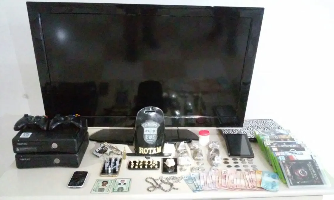 Drogas, dinheiro e outros itens apreendidos pela Rotam com os três detidos - Foto: Divulgação