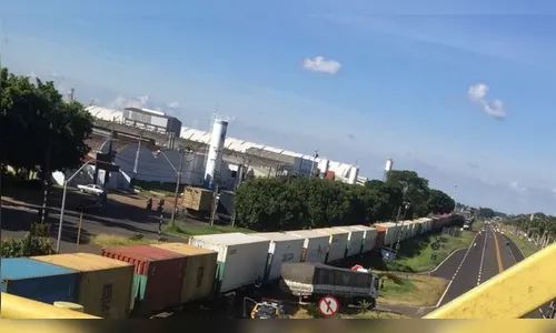 Caminhão e trem colidem em Arapongas