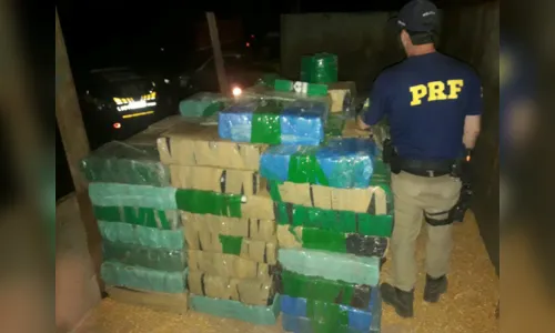 
							PRF apreende mais de 3 toneladas de maconha escondidas em carga de milho no Paraná; veja vídeo
						
						