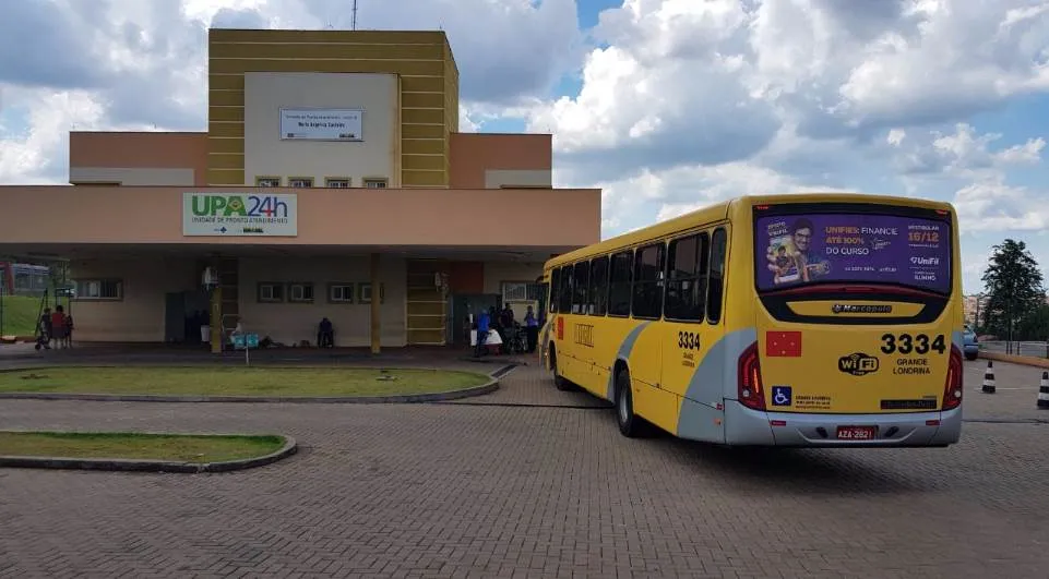 Mulher foi levada de ônibus do transporte coletivo para receber atendimento médico por falta de ambulância do Samu - Foto: Mike Okano / Rede Massa