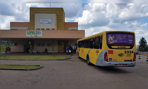 Mulher é levada de ônibus do transporte para receber atendimento médico por falta de ambulância do Samu