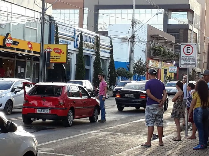 Engavetamento deixa tráfego lento no centro de Apucarana​ - Foto: Reprodução