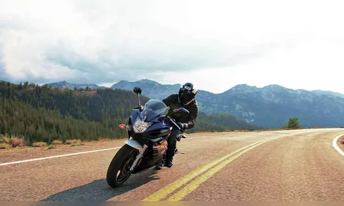 Pneu se solta de caminhão e atinge motociclista; veja vídeo
