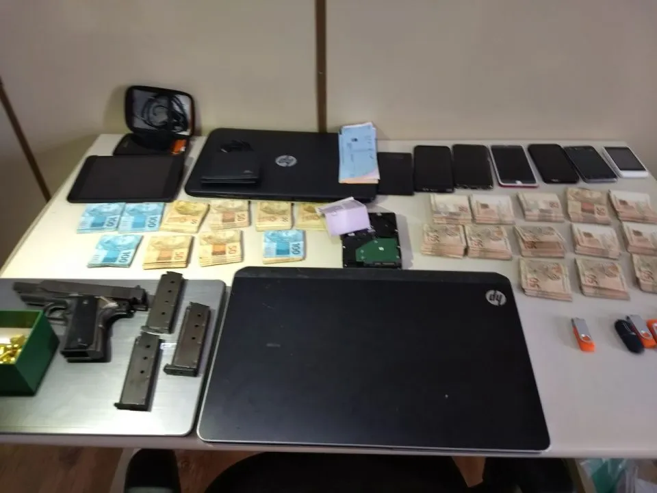 Polícia prende família que lucrou R$ 7 milhões com venda ilegal de materiais de concursos - Foto: Polícia Civil