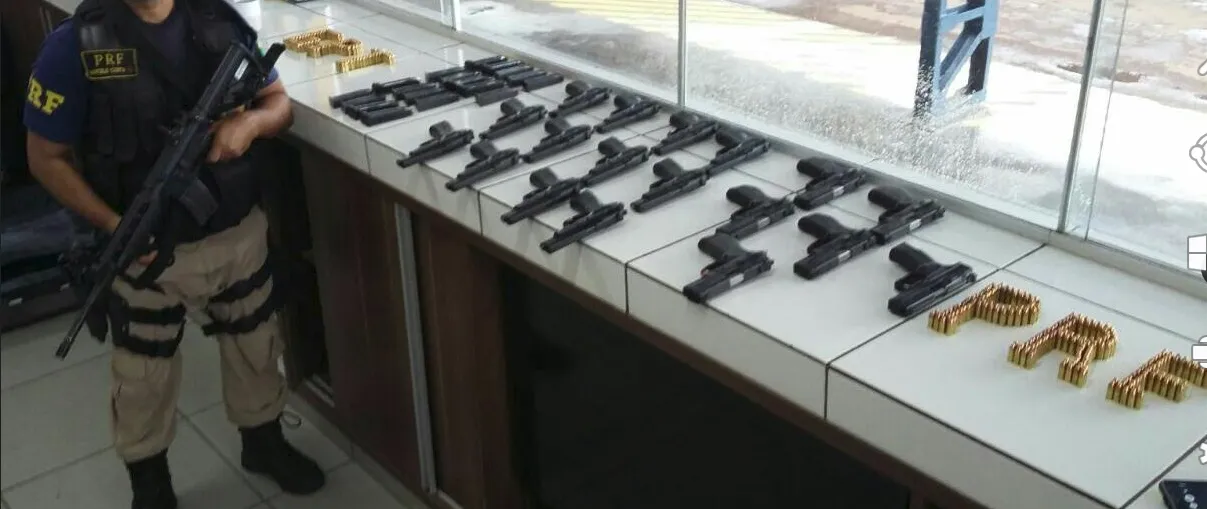 PRF apreende 18 pistolas em fundo falso de bagagens em Mato Grosso
