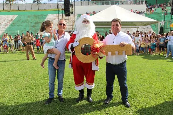 Papai Noel foi recepcionado pelo prefeito Sérgio Onofre e o vice Jair Milani
