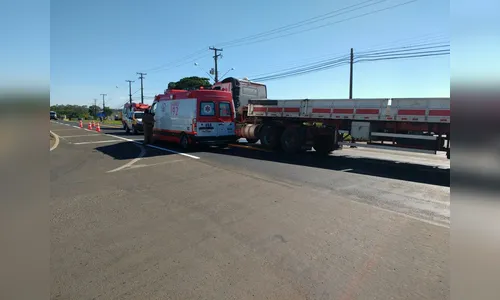 Motociclista fica ferido após colidir contra caminhão em Arapongas