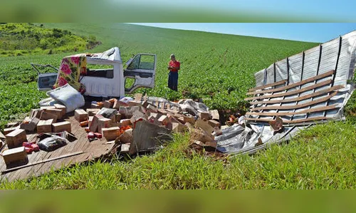 Motorista fica ferido após capotamento na PR-272