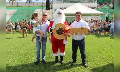 Milhares acompanham chegada de Papai Noel em Arapongas