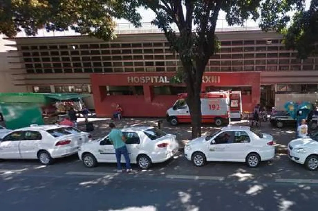 Mulher ferida com golpes de canivete foi levada ao Hospital João 23, mas não resistiu às lesões Foto: Reprodução / Google Street View