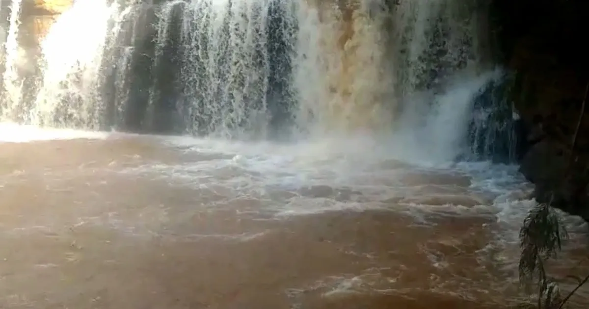 Bombeiros de Apucarana procuram rapaz que se afogou na Cachoeira do Massambani - Foto: mandaguarionline
