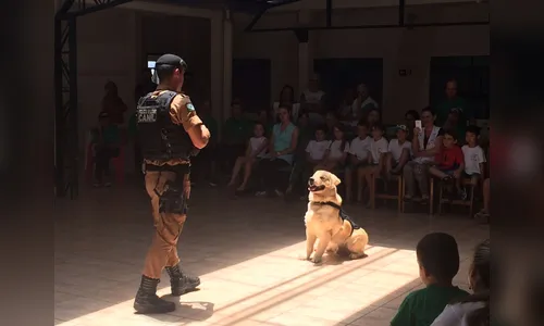 Canil policial faz demonstração durante palestra sobre drogas