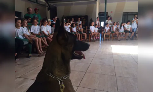 
							Canil policial faz demonstração durante palestra sobre drogas
						
						