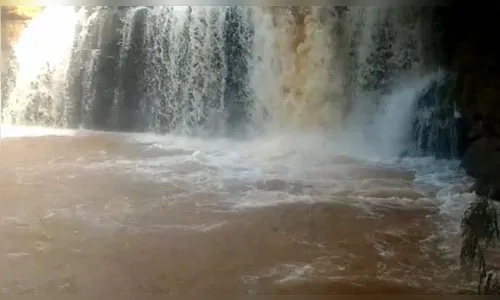 Bombeiros resgatam corpo de jovem que morreu na Cachoeira do Massambani