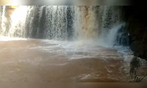Bombeiros procuram rapaz que se afogou na Cachoeira do Massambani