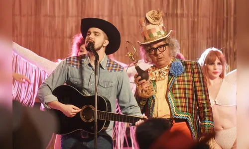 Luan Santana vira calouro e leva buzinada em filme sobre Chacrinha 