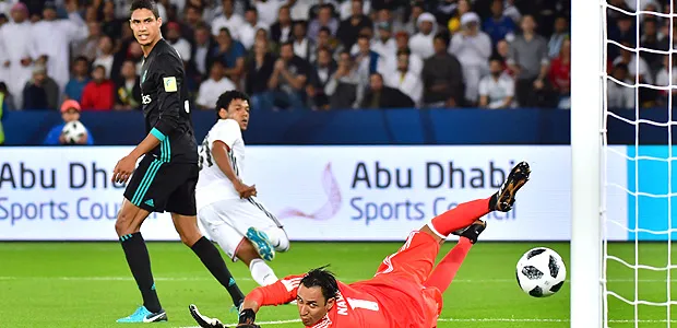 Romarinho chuta cruzado para bater Kaylor Navas e abrir o placar para o Al Jazira - Foto - Giuseppe Cacace/AFP