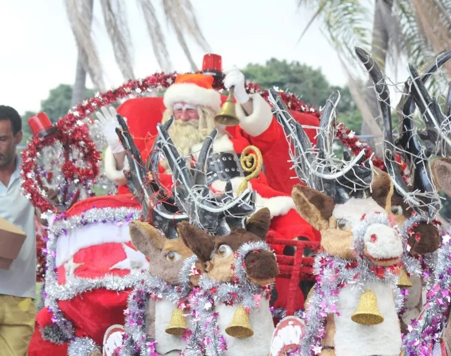 Quando descobriram que as balas haviam acabado, as crianças atiraram pedras na equipe do bom velhinho (Foto: Arquivo pessoal)