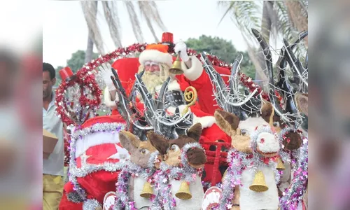 Papai Noel é alvo de pedradas de crianças ao ficar sem balas