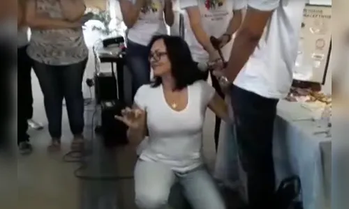 Professora simula sexo oral em aluno e internautas questionam atitude; veja o vídeo