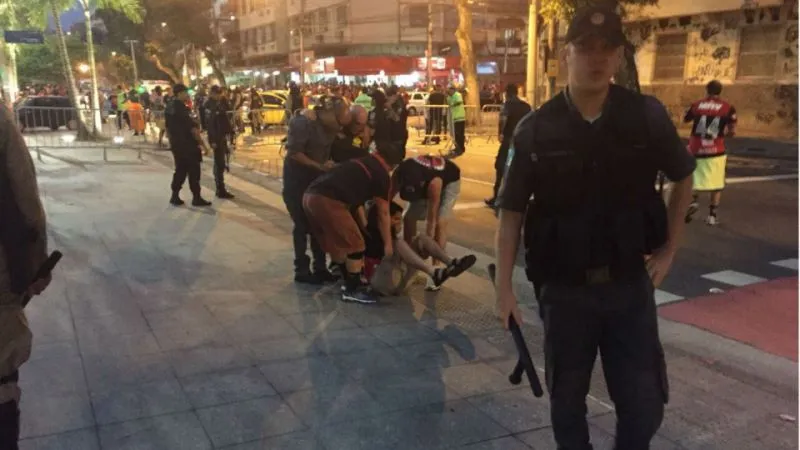 Torcedores do Flamengo entraram em confronto com a polícia depois da derrota para o Independiente (Reuters)