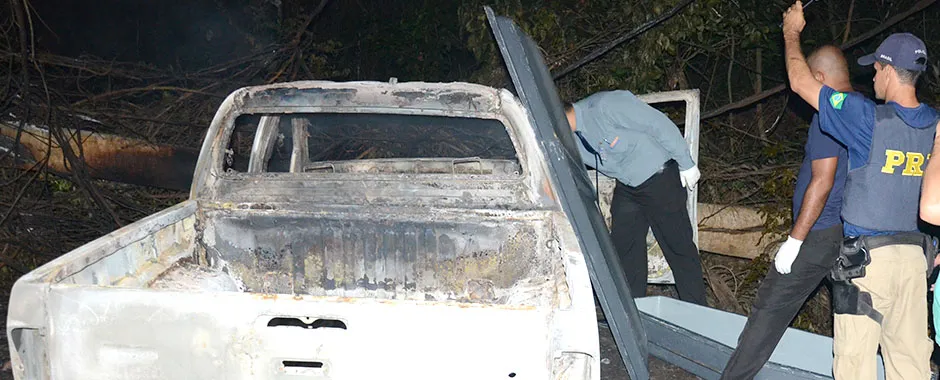 Perto do corpo estava a caminhonete do advogado, que ficou totalmente destruída por causa das chamas - Foto: Luiz Guido Jr - O Pantaneiro