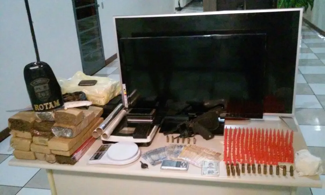 PM de Apucarana apreende mais de 15 kg de maconha, 180 g de cocaína, revólver e munições - Foto - Divulgação/PM